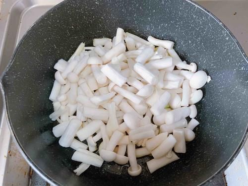 它是天然“堿性食物”，女性常吃，補益氣補血，美容養顏，頭發也變得烏黑發亮！