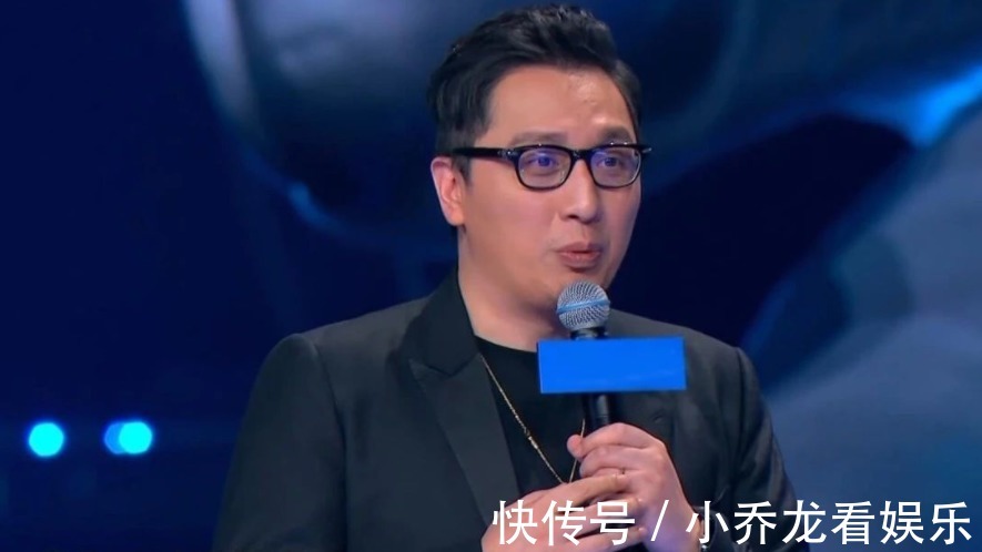 播报|主持人华少变身记者报道台风,现场淋雨播报,被质疑退出节目组