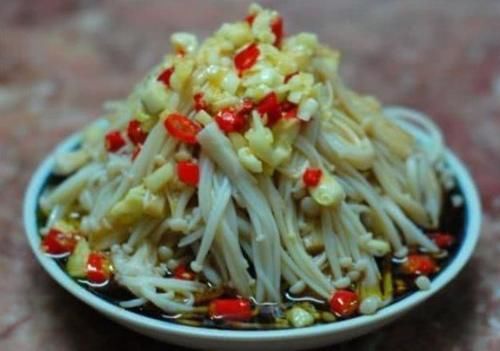 烧鸡|美食精选:凉拌金针菇,黄瓜烧鸡丁,糖醋仔姜,五香杏鲍菇肉饼的做法