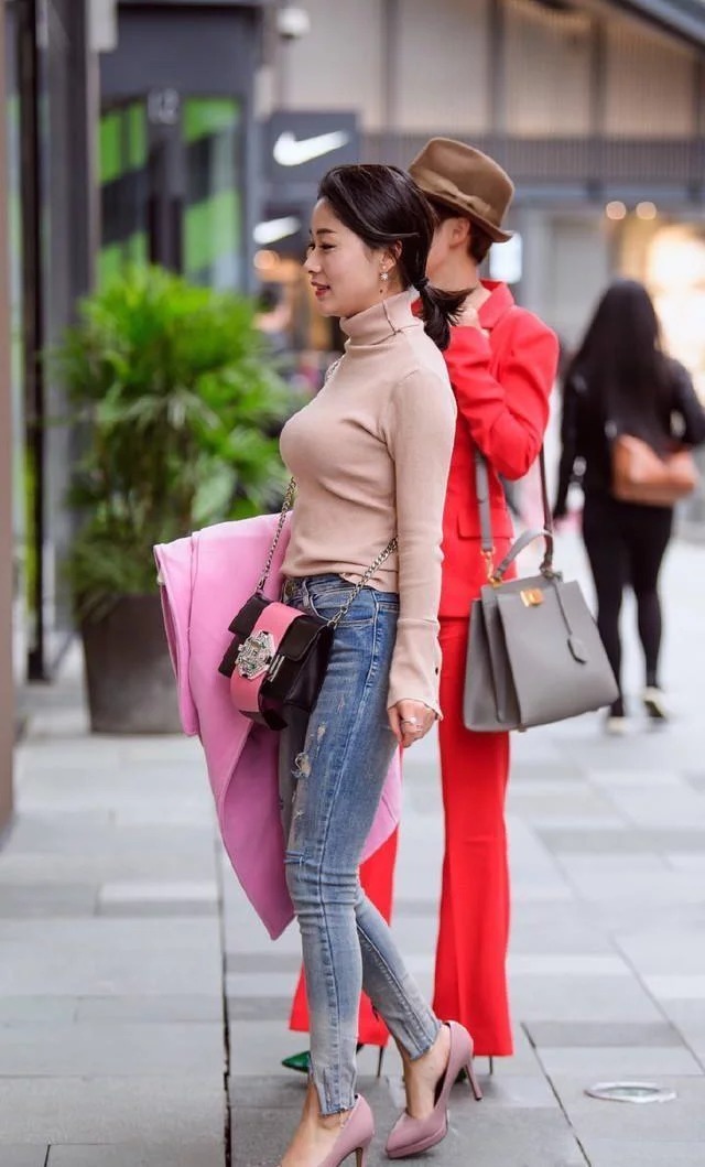 美女|美女休闲衫搭配灰色短裙，清清爽爽的还显腿长，穿出时尚个性时髦感