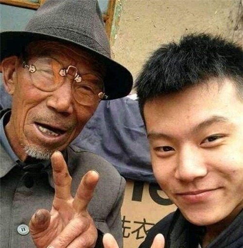 变形计|富二代参加《变形记》,卖掉金项链筹8万给穷爷爷治病,现怎样了