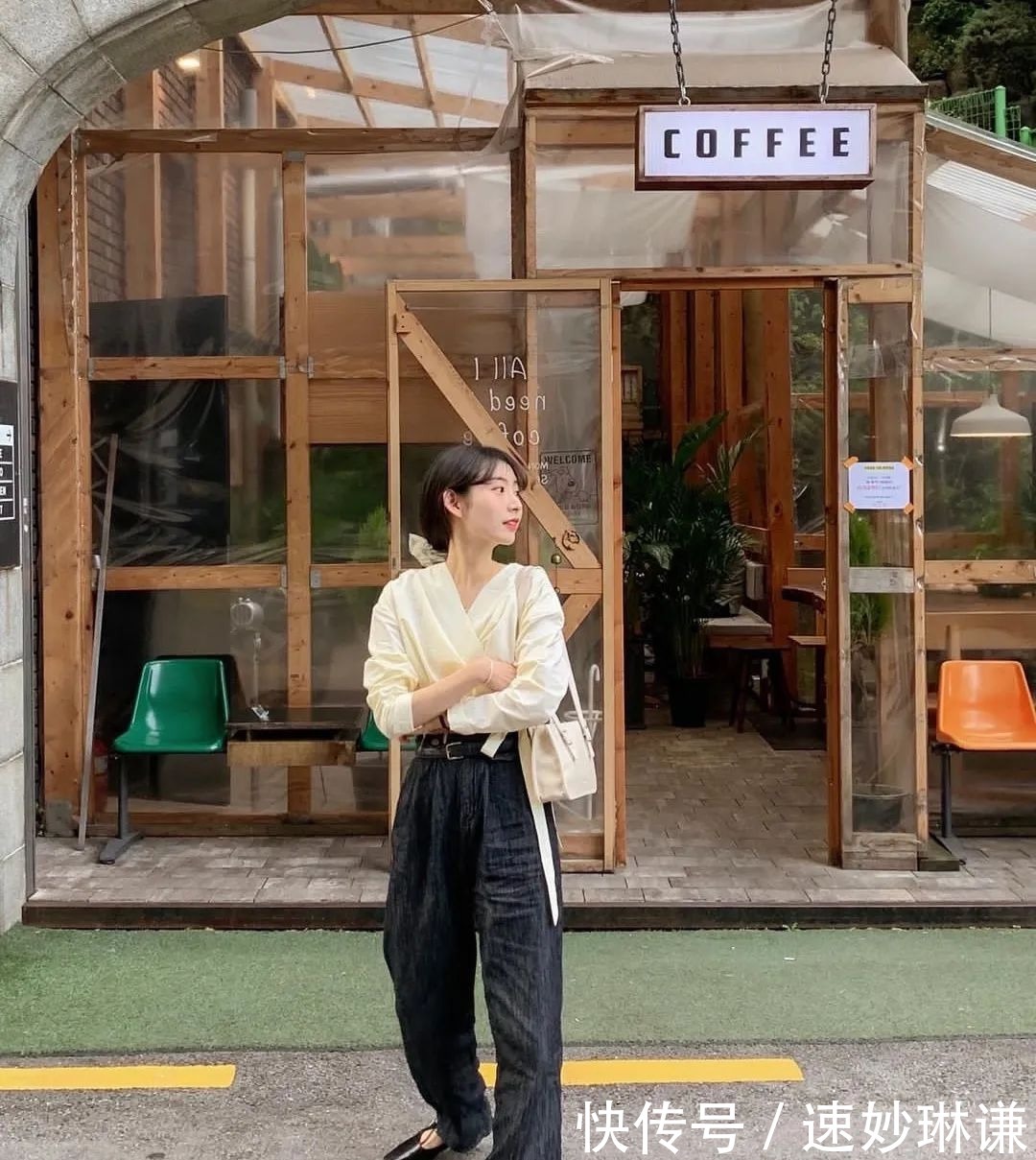 短上衣 + 高腰下装,今春流行这么穿