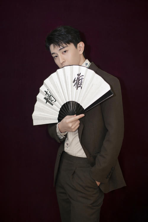 邓伦招聘员工福利多,包吃包住包奶茶,一看工资劝退众人