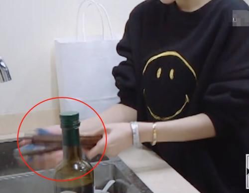 魏大勋主动洗筷子，他的“搓法”引热议，周扬青都看不下去了