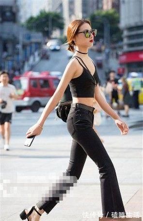 小姐姐|路人街拍，小姐姐这身穿搭很适合好身材的高挑女生穿