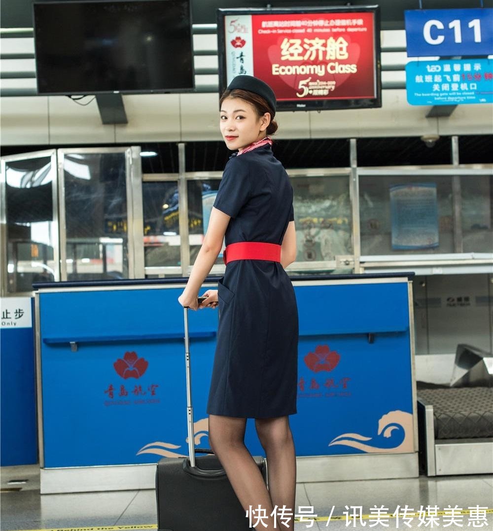 高跟鞋|藏青色的连衣裙，搭配黑色矮跟高跟鞋舒适有型，走起路来轻便优雅