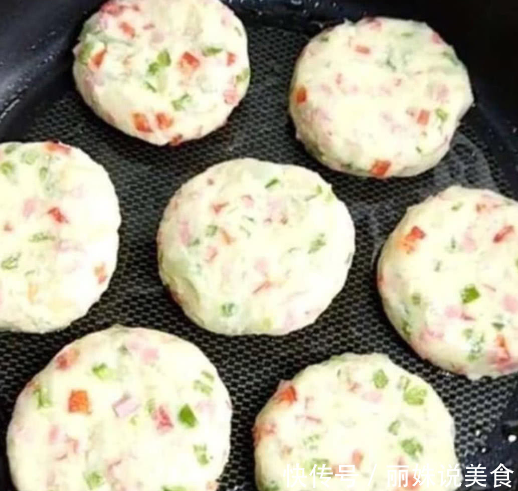 2个土豆1碗面粉,自制营养美味早餐饼,大人孩子每天都吃不厌!