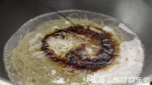 食用油|这个素锅贴我家一周吃三次,口感鲜香又酥脆,调好面糊才是关键