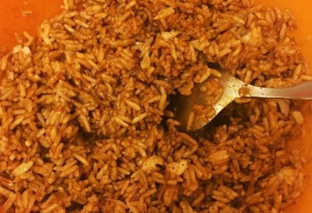 做酱油炒饭时，不要直接下锅，多加这一步，色泽更红亮，味更鲜