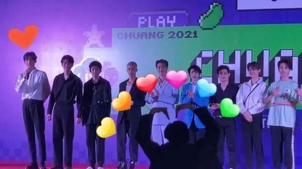 有种“区别待遇”叫利路修合照，和男生板着脸，和女生太真实了