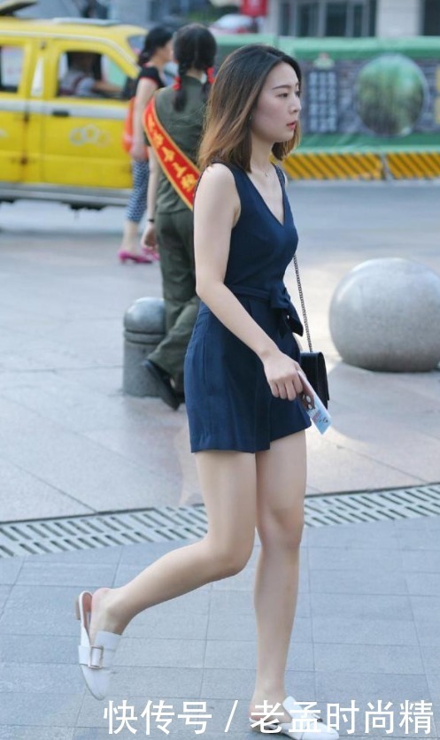 街拍盯了半小时,原来妹子的鞋子这么有特点,差点就看走眼