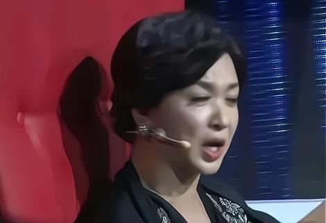 乐嘉首次公开露面，直播间潸然泪下，对《超级演说家》余怒未消