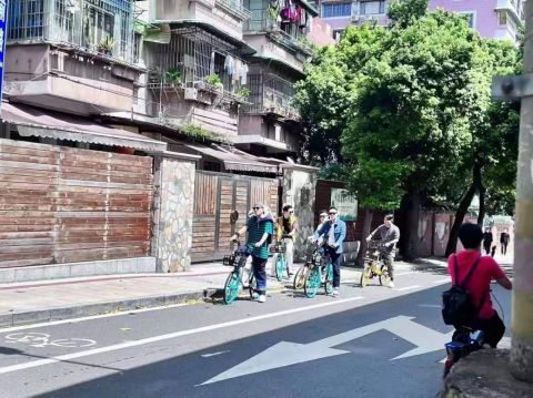 大湾区|陈小春张智霖等“哥哥”现身广州东山口,团综《大湾仔的夜》来了!