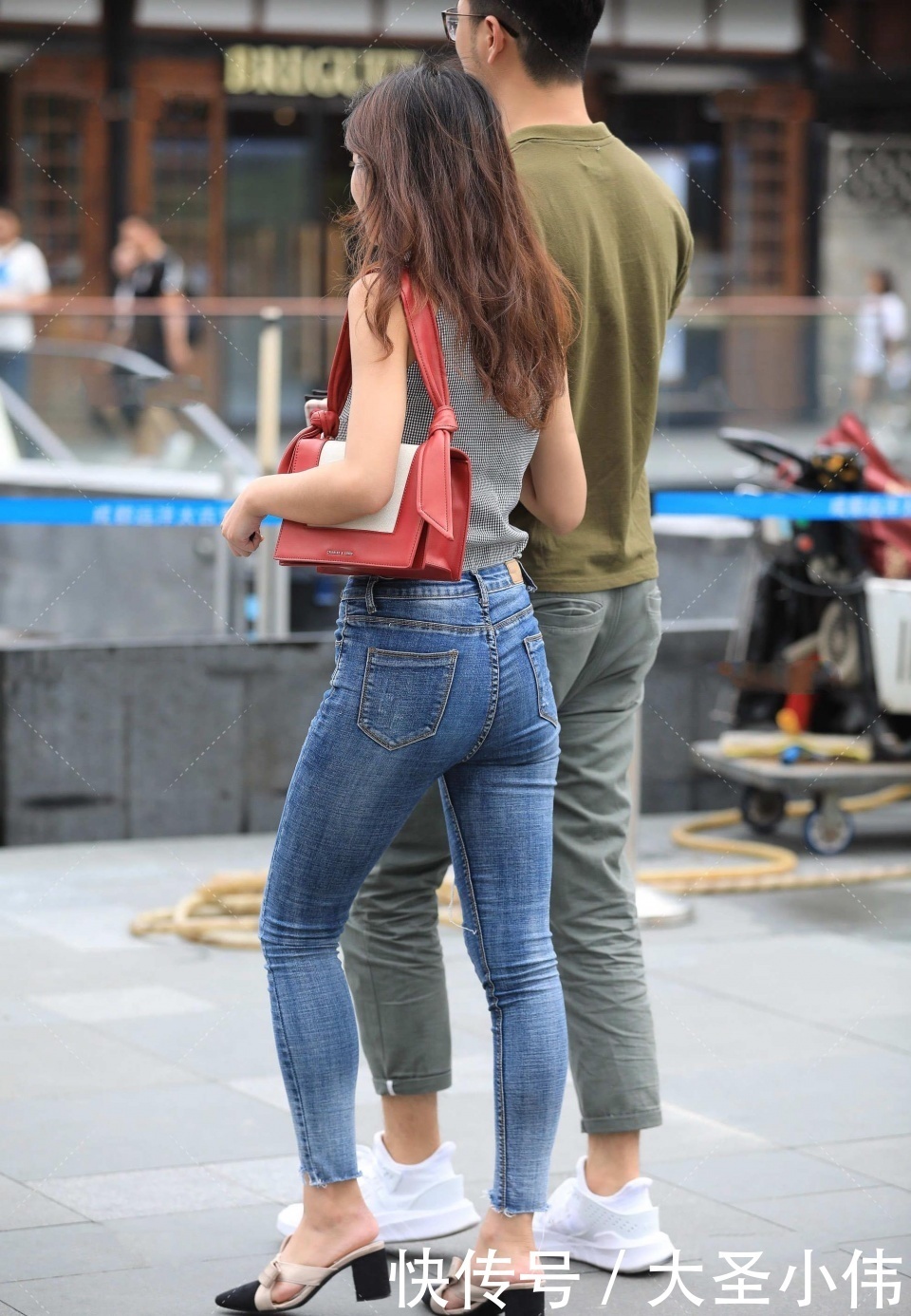 美女|美女街拍：只有过了30岁才能称得上真正的女人，既清新又有个性，要珍惜她