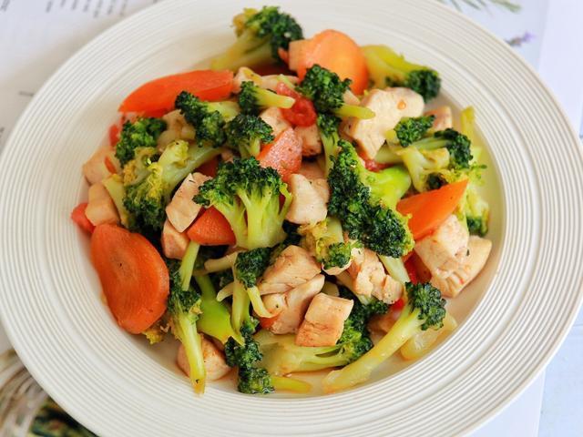 西兰花别再傻傻的只焯水，入锅前多1步，脆绿还入味