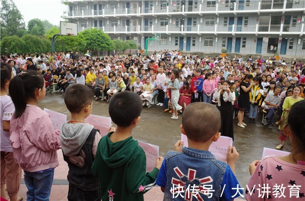 家长群|全班只有一人没得奖状,家长不服找老师理论,却被“踢出群聊”