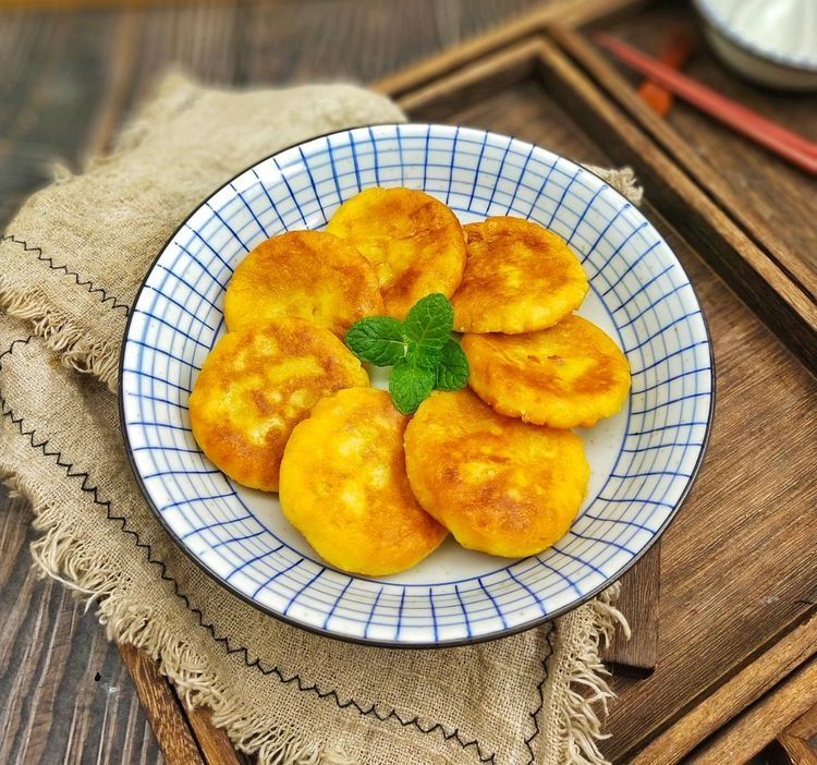 红薯别煮了，加入糯米粉，做成香甜软糯的红薯饼，味道真好