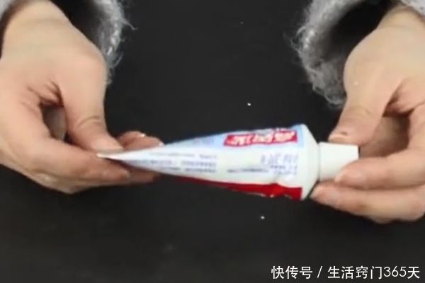 洗护|用完的牙膏皮别扔了,中间剪1刀烧一烧,10个人9个人都需要!