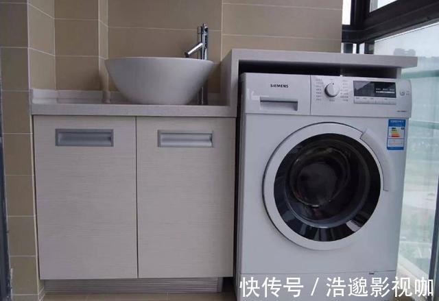 阳台上|卫生间里可别放洗衣机,危险还占地,如今都流行放这里