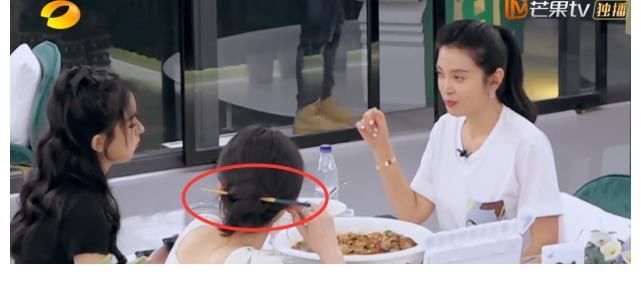 赵丽颖做客《中餐厅》,与黄晓明斗嘴画面搞笑,张碧晨用筷子盘头引争议