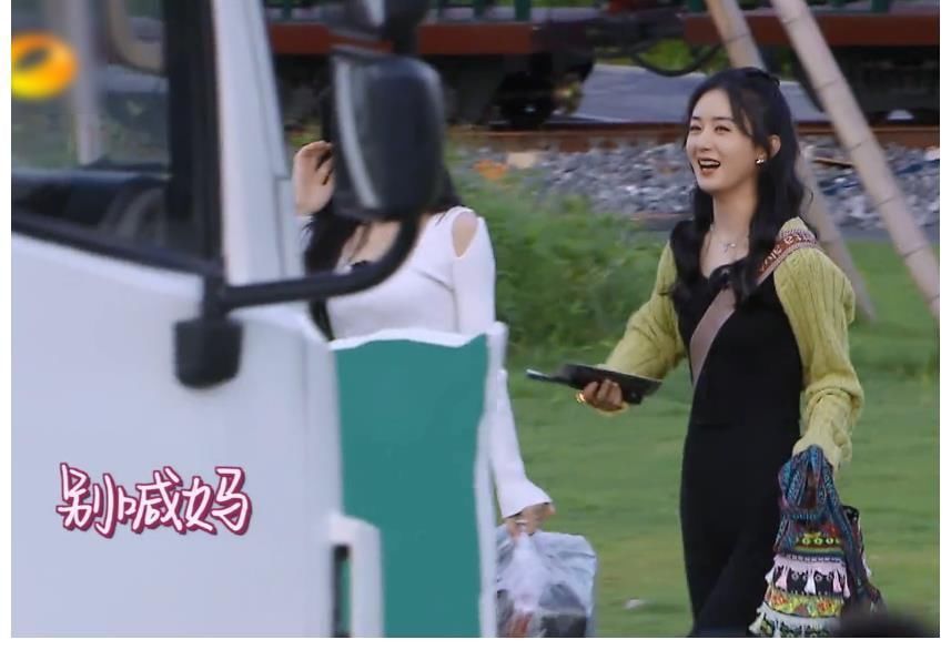 下期《中餐廳》未播先火，趙麗穎化身“趙小刀”，懟得黃曉明無言