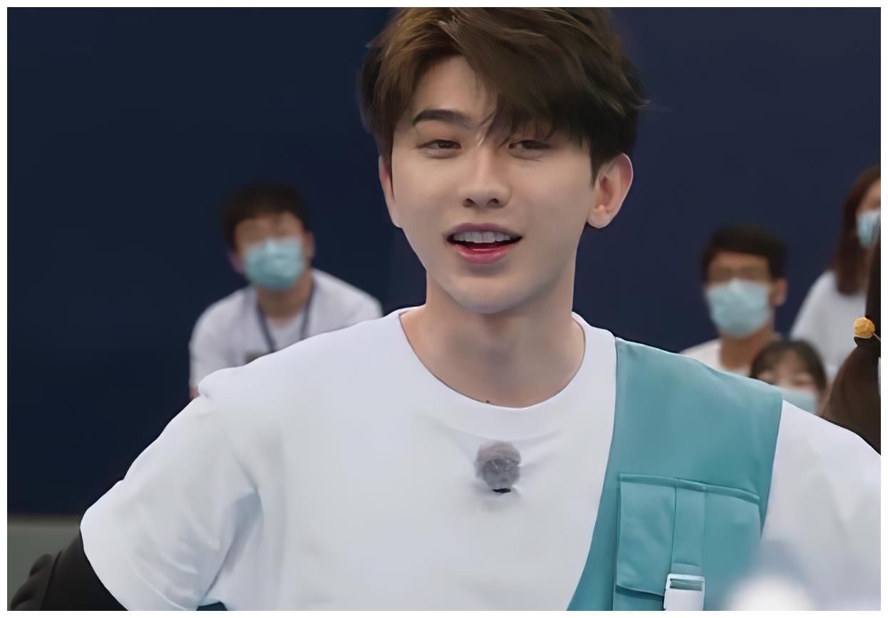 蔡徐坤打籃球遭全網瘋傳,被女嘉賓一把抱懷里,像進盤絲洞畫面好辛酸