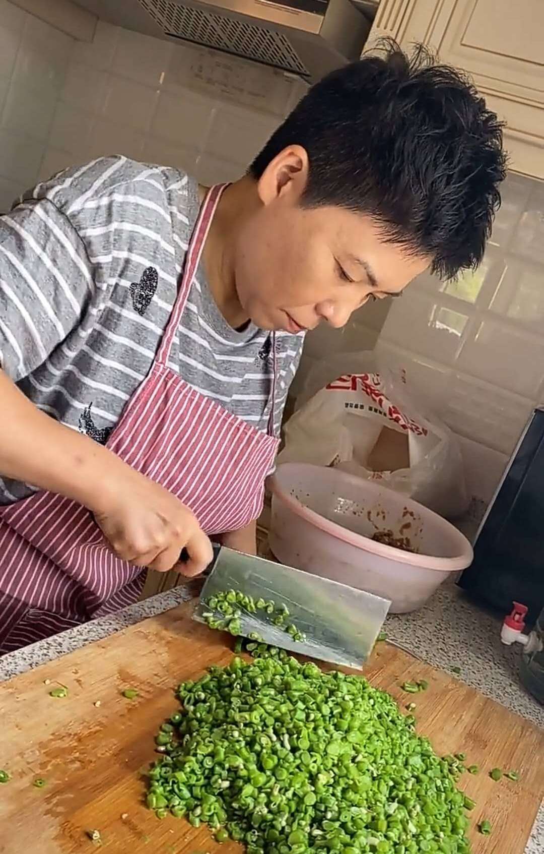 鸡爪|47岁邓亚萍太能吃,晚餐啃猪蹄和鸡爪,饭碗如“盆”一般大