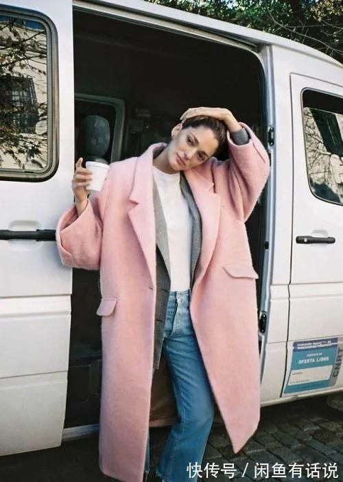 高阶 40岁女人别只会穿“黑白灰”,试试这4组高阶配色,气质更高级