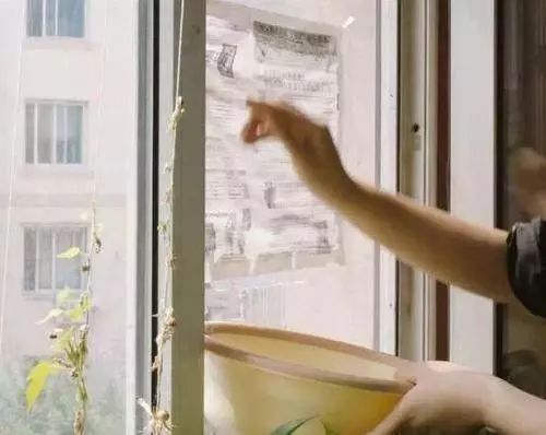 窗户纱窗太“脏”,难清洗不用拆洗,只需一张报纸,干净不费劲