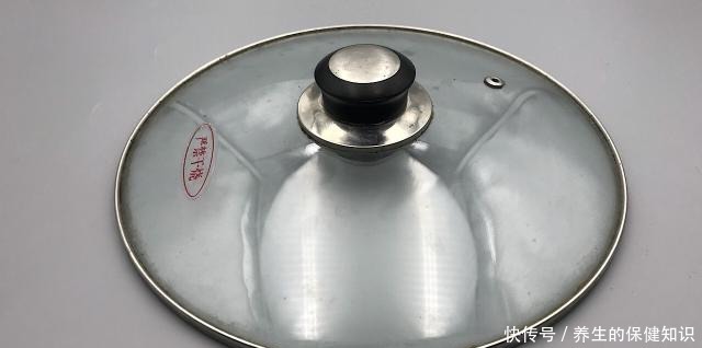 锅盖脏了不会洗教你不用一滴洗洁精,彻底清洗干净,快回家试试!