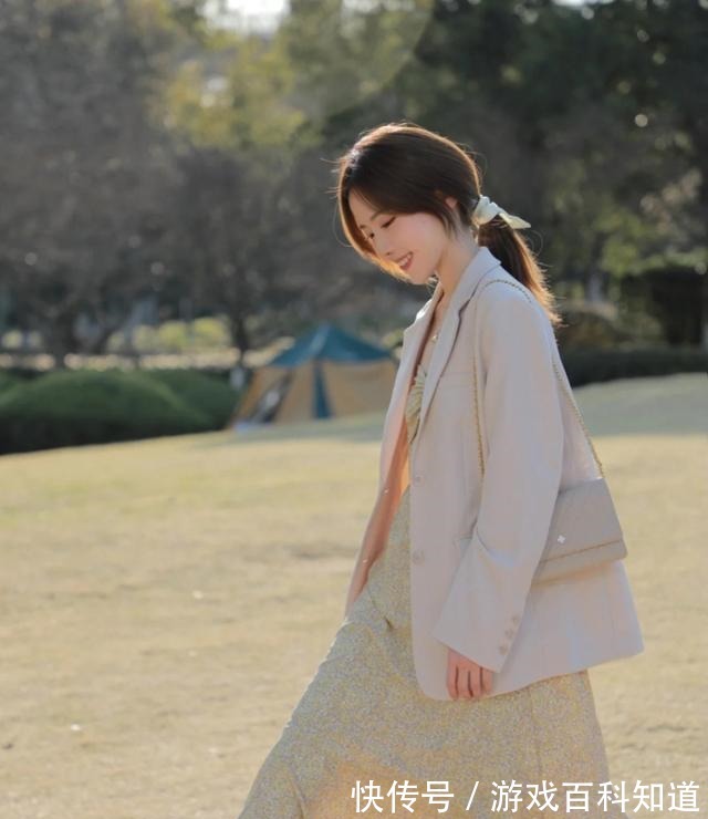 裙子 西装下少配裤子,现在流行“西装+裙子”,轻熟贵气又不失甜美!