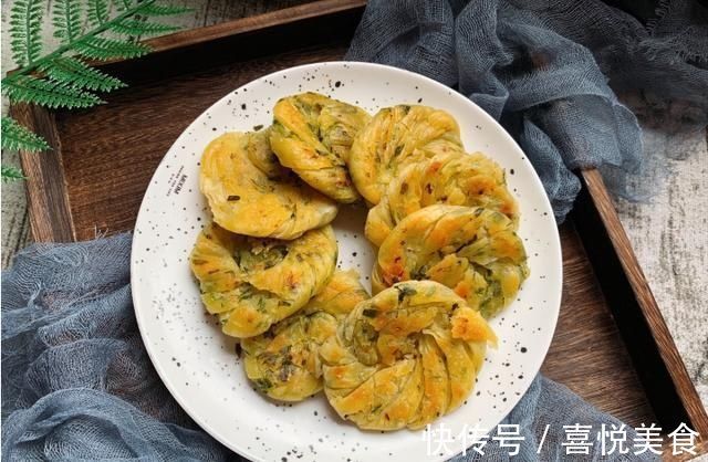 葱油饼|饺子皮吃出新花样,10分钟的快手早餐,香酥脆,好吃极了