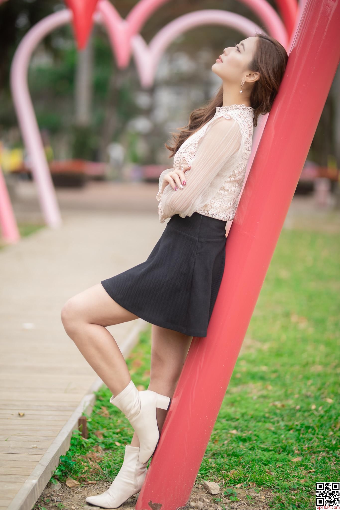 蕾丝小衫半身裙搭配一双白色小皮靴，性感迷人并不妩媚妖娆，美