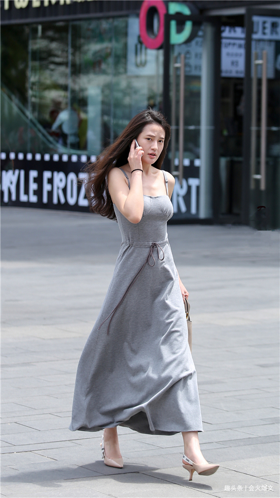 美女街拍仙气飘飘的不仅有白色长裙,看看这件高级灰的裙子