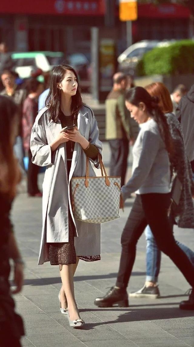 街拍：身材纤细的美女，卫衣配白色短裙，展现出青春靓丽气息