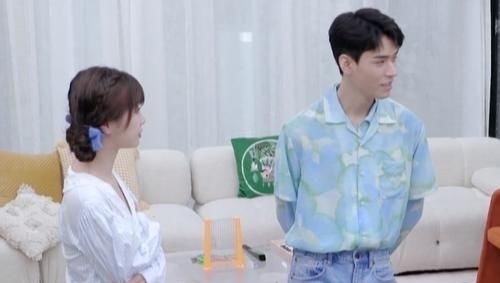 龔俊|龔俊,你也太高了吧?何炅要抬腳和他擁抱,虞書(shū)欣成了小矮人