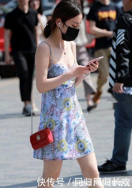 小蛮腰 美女一袭吊带花花裙,既时髦又能释放出独有的魅力