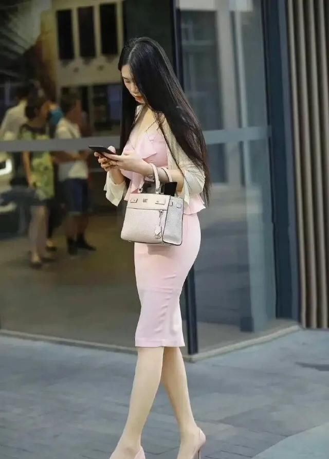 穿这款连衣裙，是一种简单的美，值得借鉴