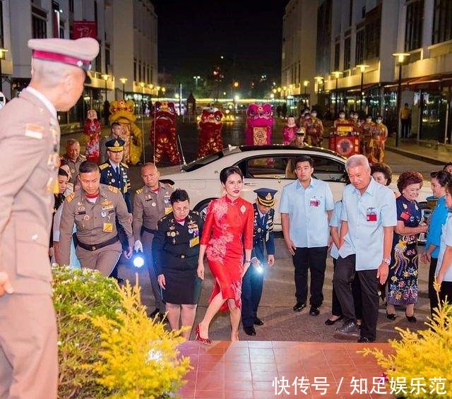 地上|诗妮娜亮相中泰文化展览!跪地上喂锦鲤一堆人伺候,穿旗袍美绝了