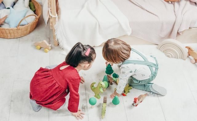 殴打|哥哥蒙头殴打1岁妹妹!二胎爸妈最大的错,是让老大爱老二