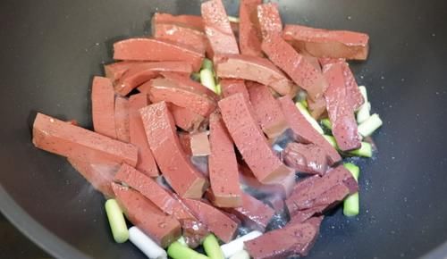 这菜是人体“清道夫”,补血养颜效果好,春天更是要常吃