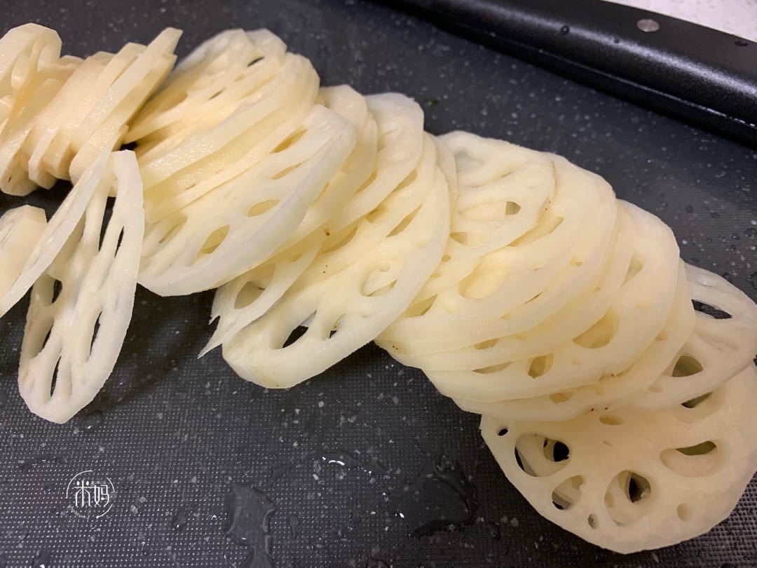 莲藕焯水就发黑，记住这个小技巧，莲藕白净又脆爽，好吃又入味