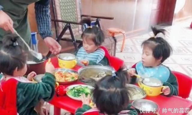 场面|四胞胎一起吃饭,场面温馨,网友看到菜盘顿感“压力山大”