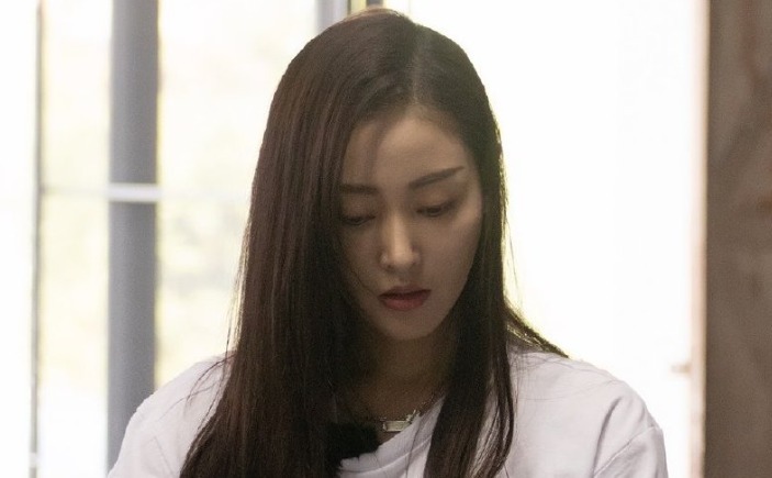 张天爱现场量腰围,比钱枫的头围还小,“蚂蚁腰”让网友羡慕!