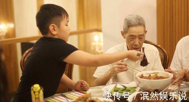 马卡连柯|“妈妈,菜里有一根头发”,两位妈妈不同的做法,情商立见高下