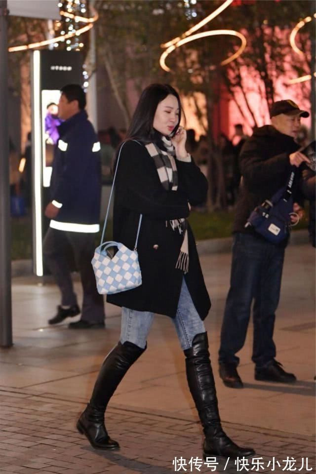 身材比例 美女毛绒上衣搭配牛仔裤,穿搭出优雅大气的名媛范