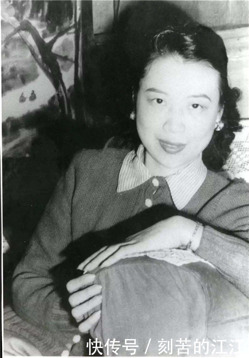 发妻离世,他拒绝下葬,将骨灰放床边33年,晚年心愿早点去陪她