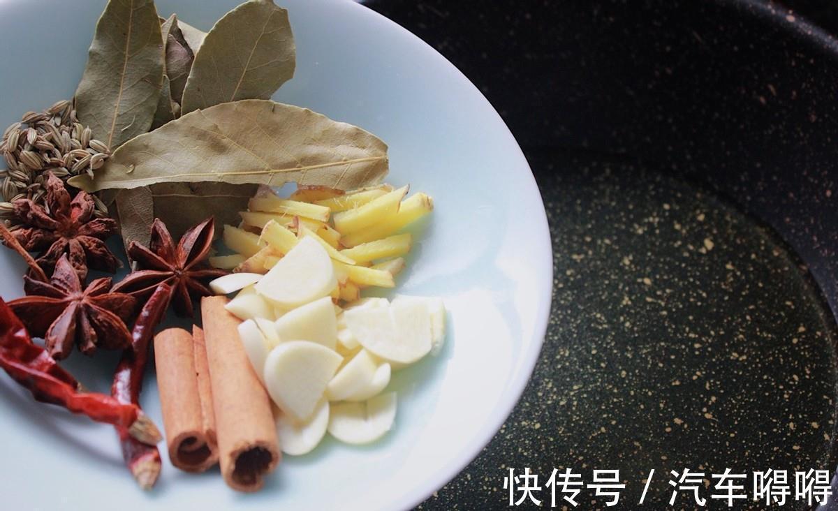 开胃|排骨别总红烧了，做一道香辣开胃的香煎小排，好吃到舔手指