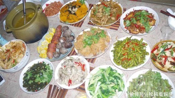 三百花300块钱请我做的生日餐,十三菜一汤,大家看看值不值