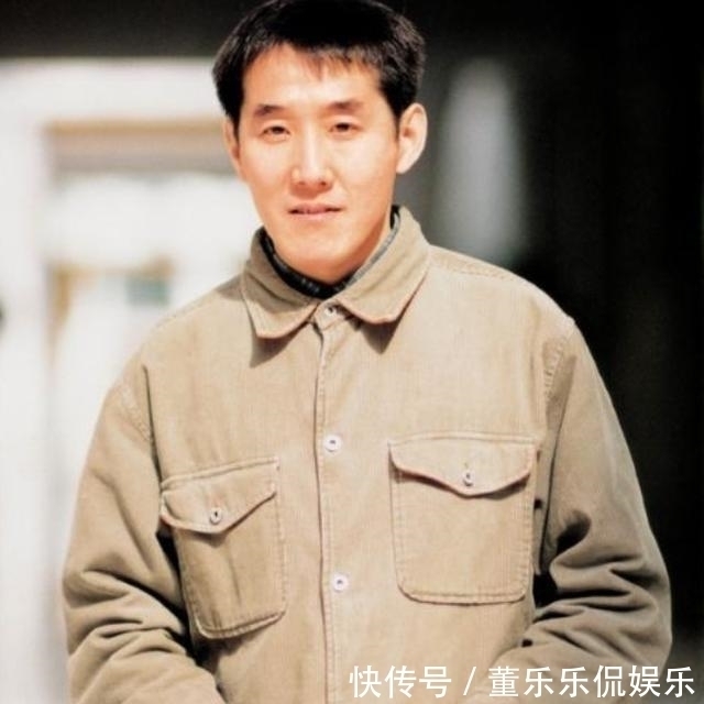 他辞去警察改行当作家,荣获茅盾文学奖,马未都见了都叫大哥